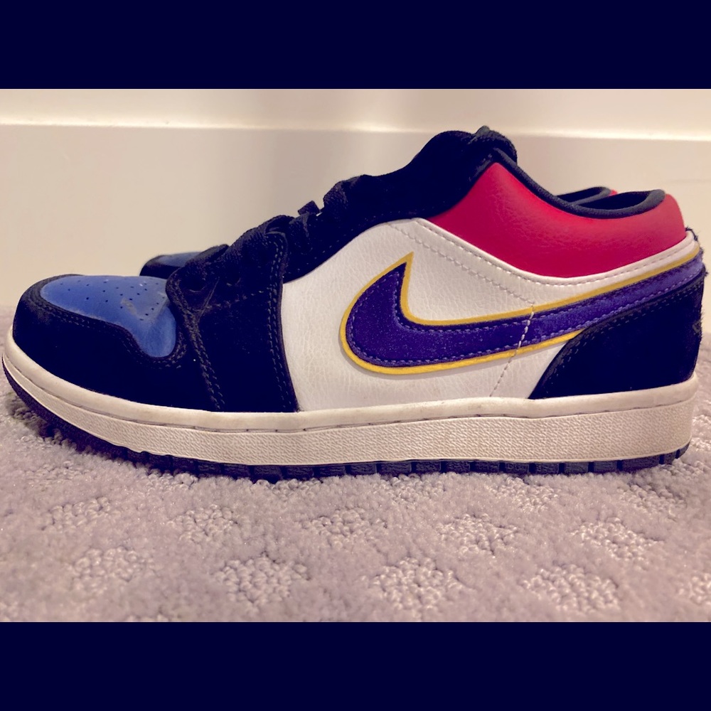 Jordan 1 Low Rivals/Lakers Top